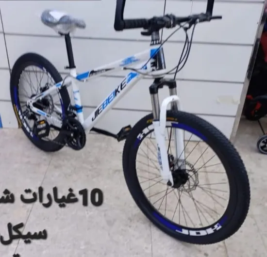 صورة دراجة رياضية بيضاء بكفرات مقاس 26و24
